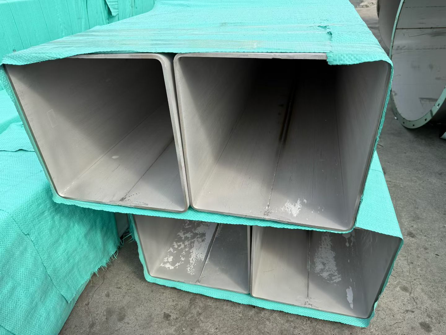 Blog công ty mới nhất về Ống hàn hai đường may là gì? Phân tích quy trình của 304 ống hình vuông và hình chữ nhật có đường kính lớn